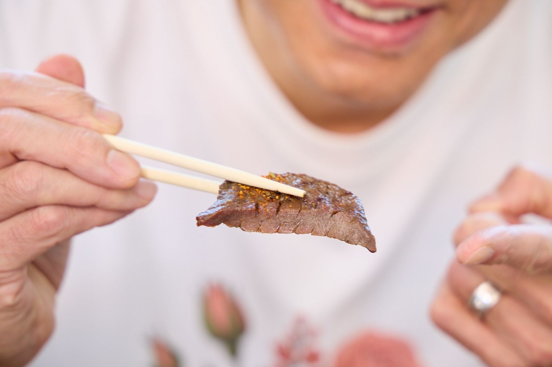 牛たんの厚みに驚く高嶋さん