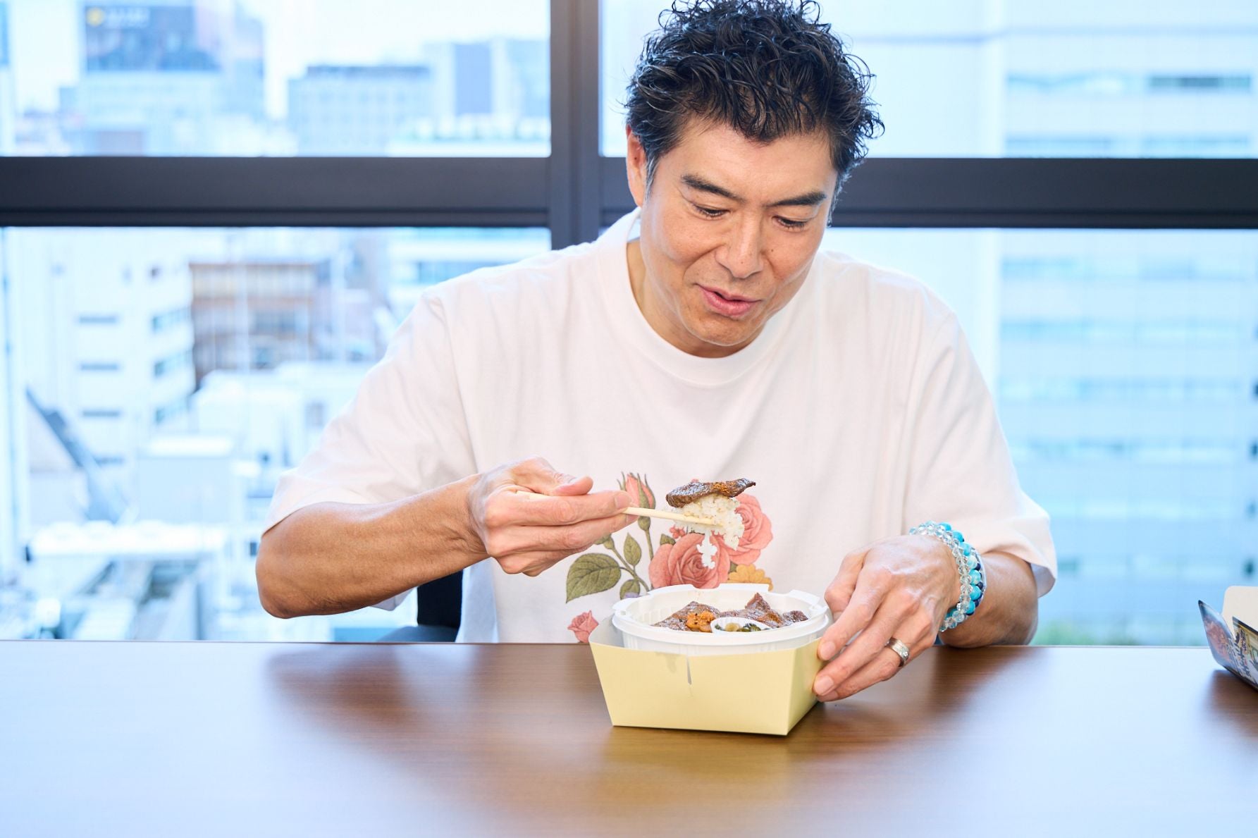 宮城県産ひとめぼれを使用した、仙台名物牛たん弁当の麦飯と牛たんに笑みがこぼれる高嶋さん