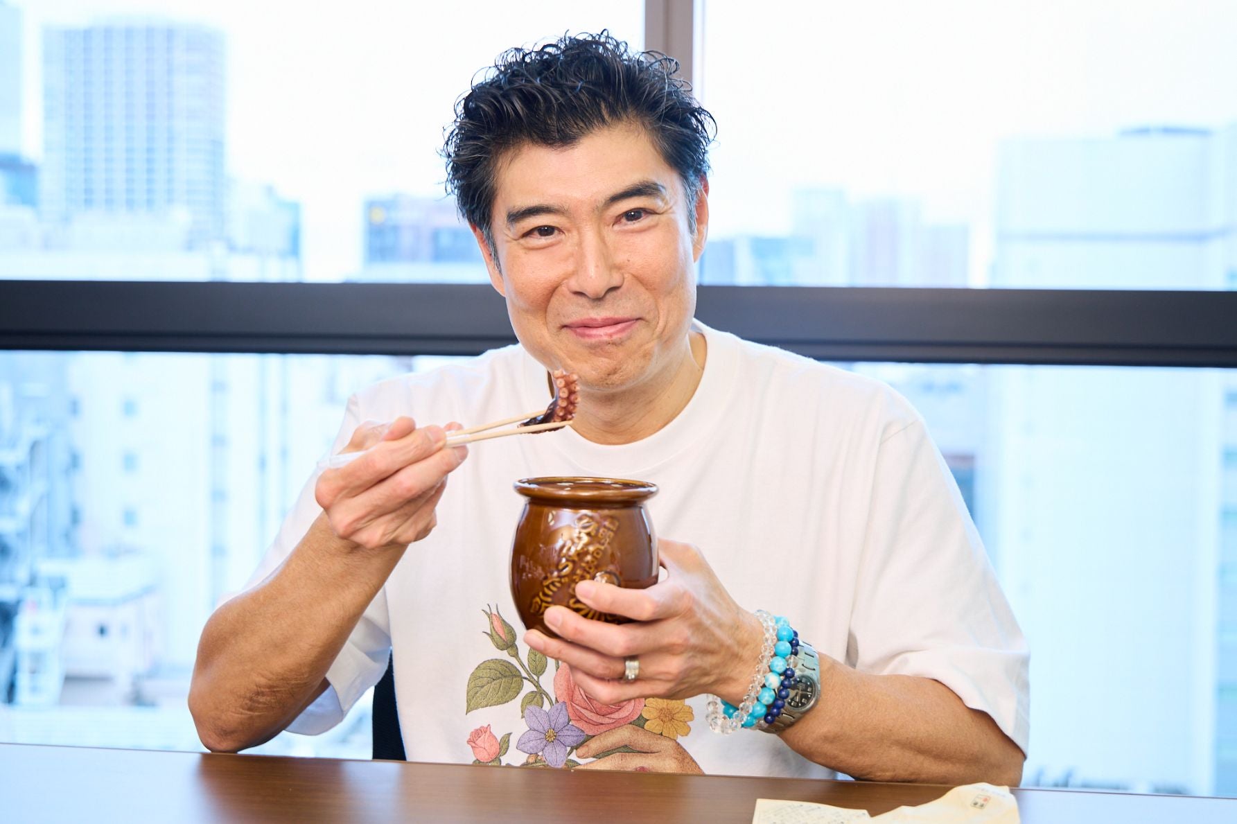 髙嶋政宏さんもほほ笑む。真だこのうま煮と穴子のしぐれ煮が入った、ひっぱりだこ飯。出汁で炊いた醤油風味の米がおいしい