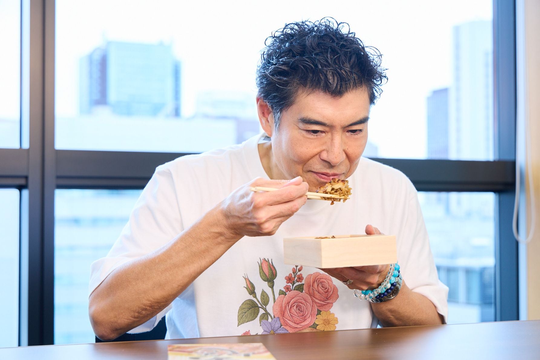 あなごの香りを楽しむ髙嶋政宏さん