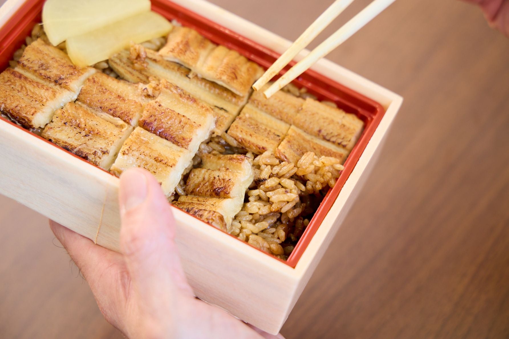 ふわふわの焼穴子が全面に敷き詰められた、あなごめし。老若男女に愛される通年商品