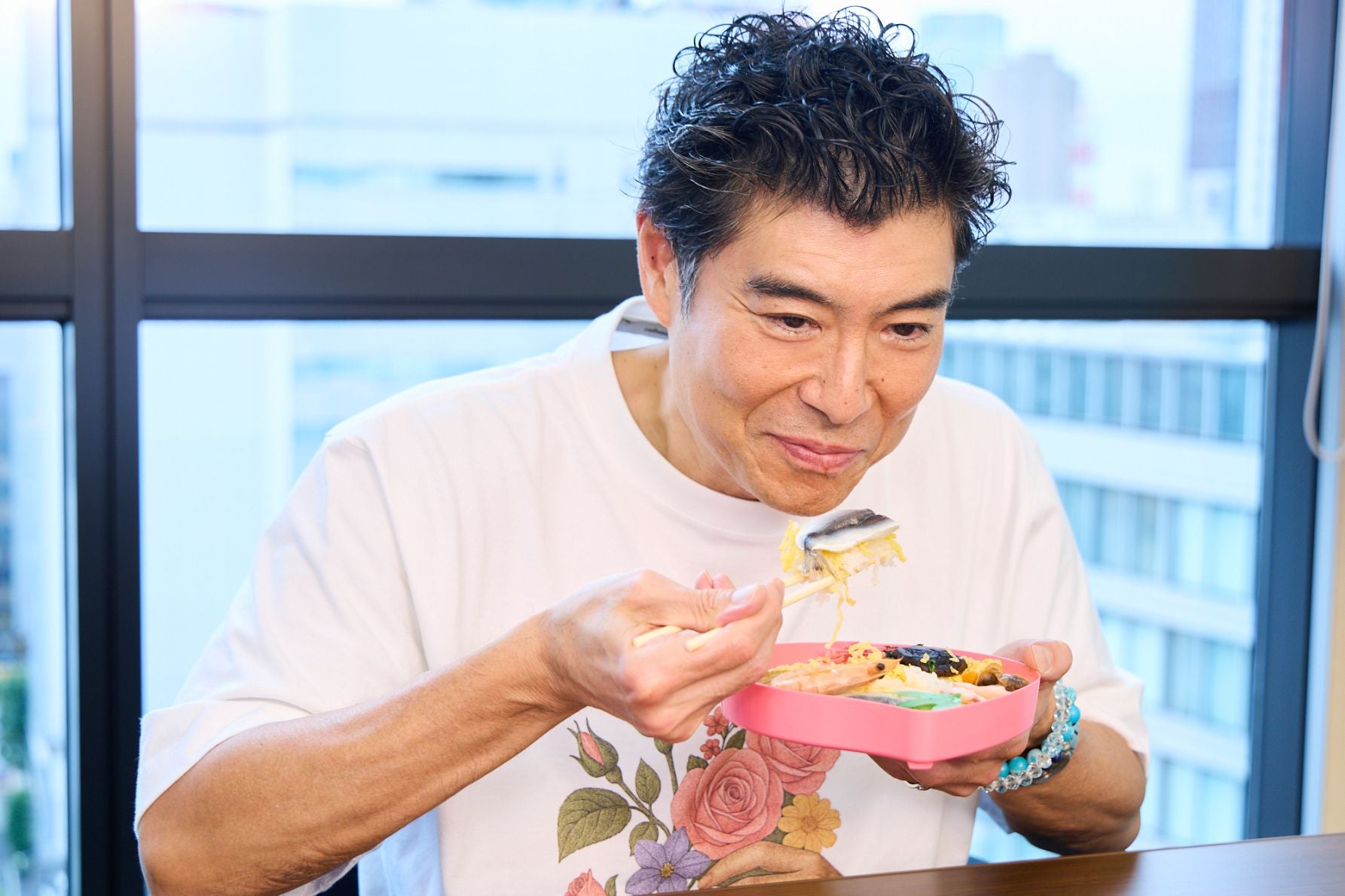 ちらし寿司系の駅弁にハマっていた髙嶋政宏さんが、程よい酢の塩梅を絶賛した桃太郎の祭ずし