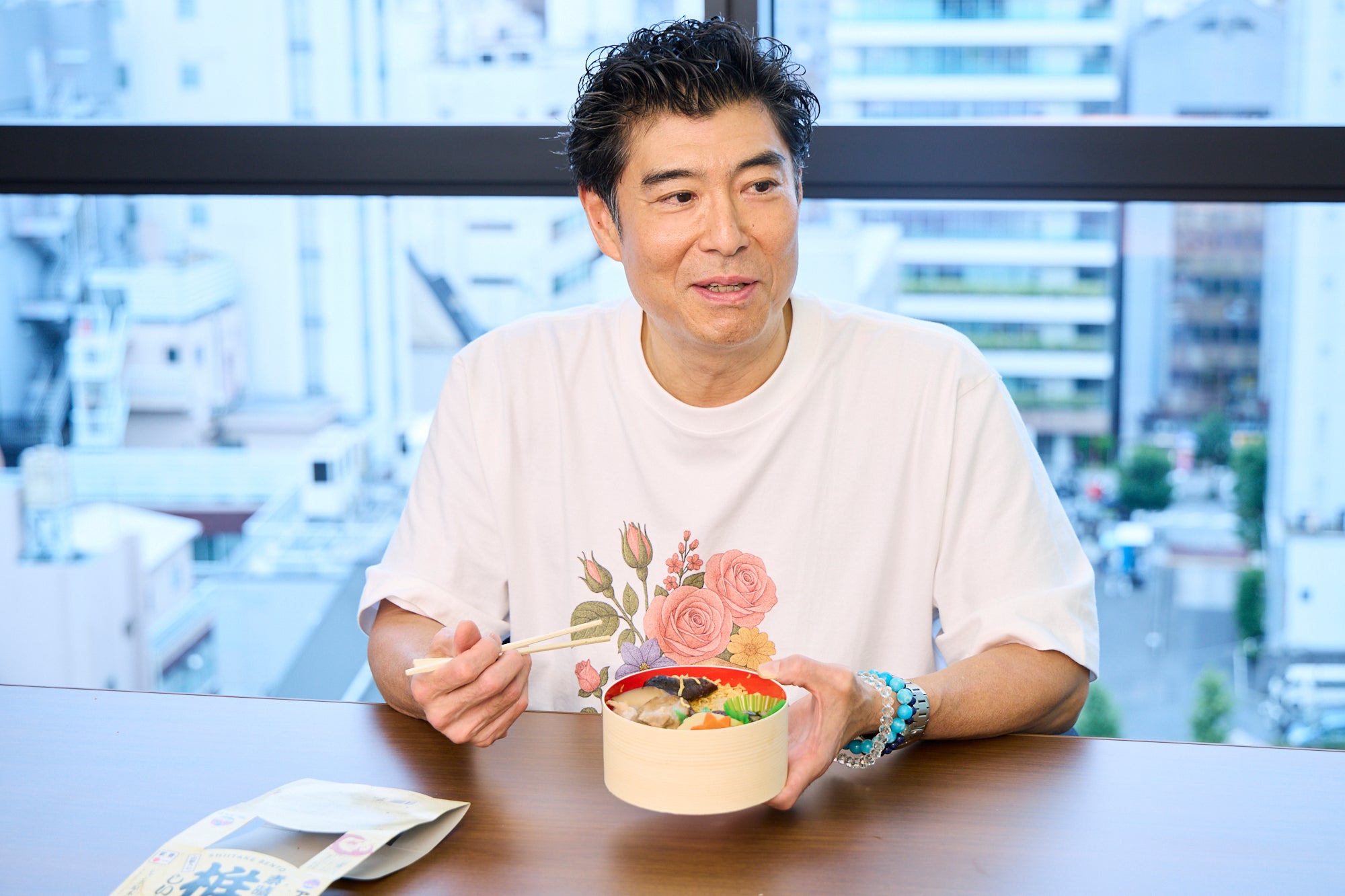 椎茸と鶏肉醤油煮、筍の土佐煮、きゅうり酢漬けなどが入った「椎茸弁当 素晴ら椎茸」