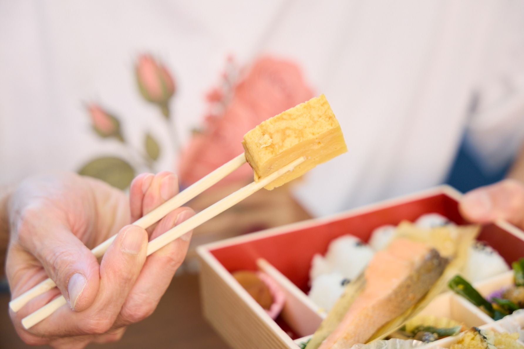 品川駅でも購入できる「日本橋 幕の内」。玉子焼きは江戸前の甘い味付けで厚みがある