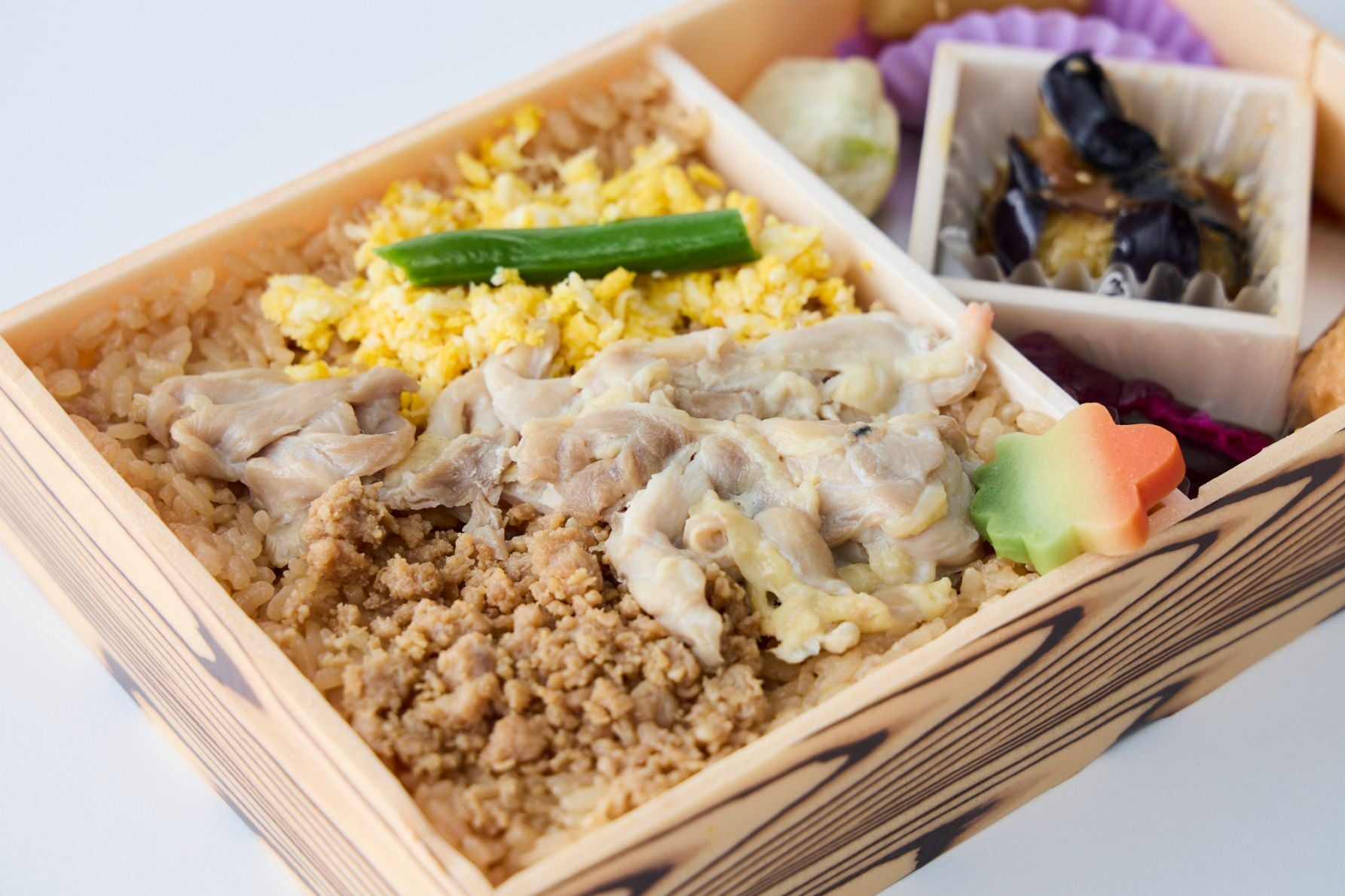 花善の比内地鶏の鶏めし。味付けご飯の上に塩焼きとそぼろが乗った秋田県大館市の名物