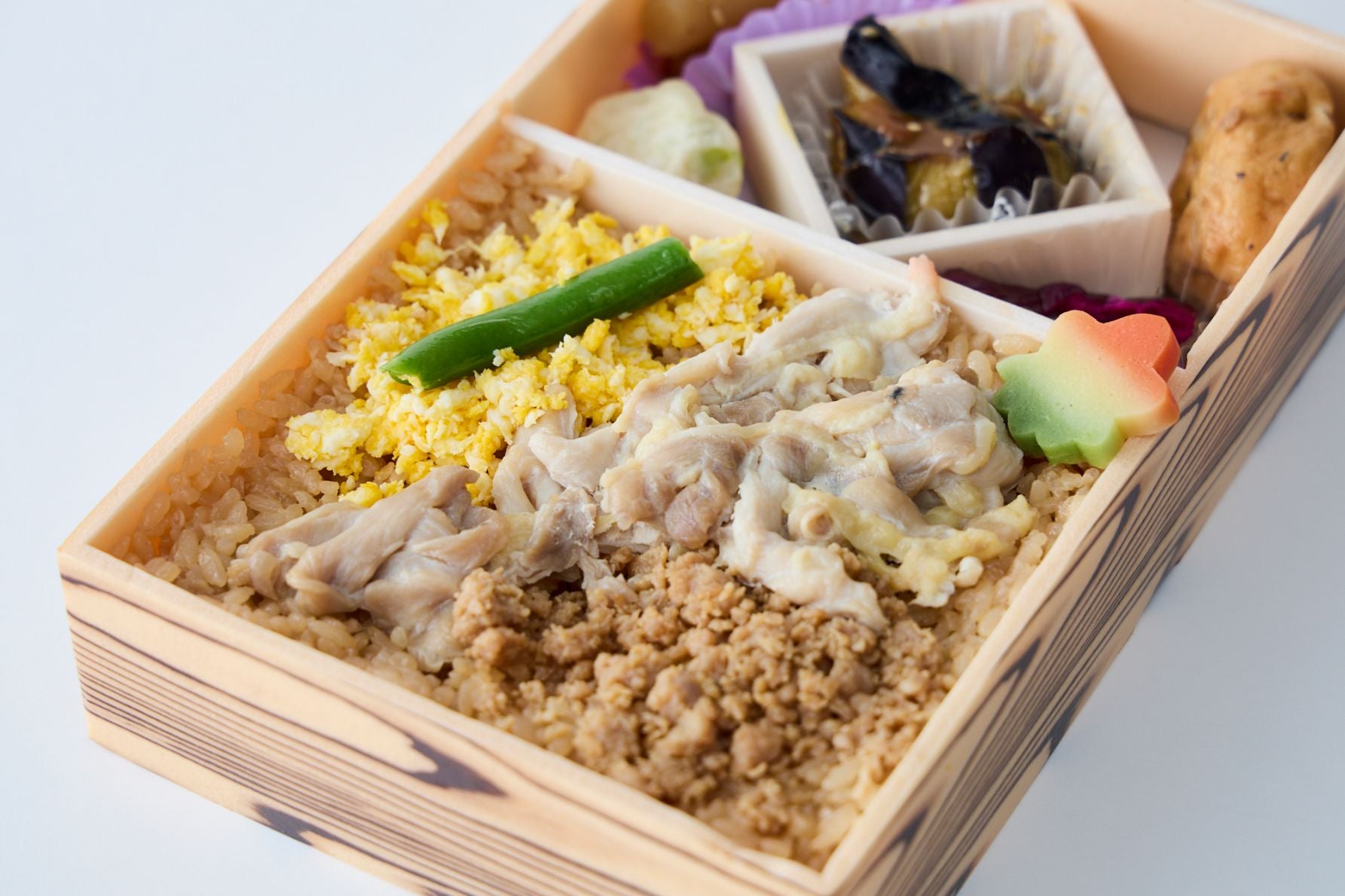 日本三大美味鶏に数えられる比内地鶏をシンプルに塩焼きとそぼろで味わえる鶏めし