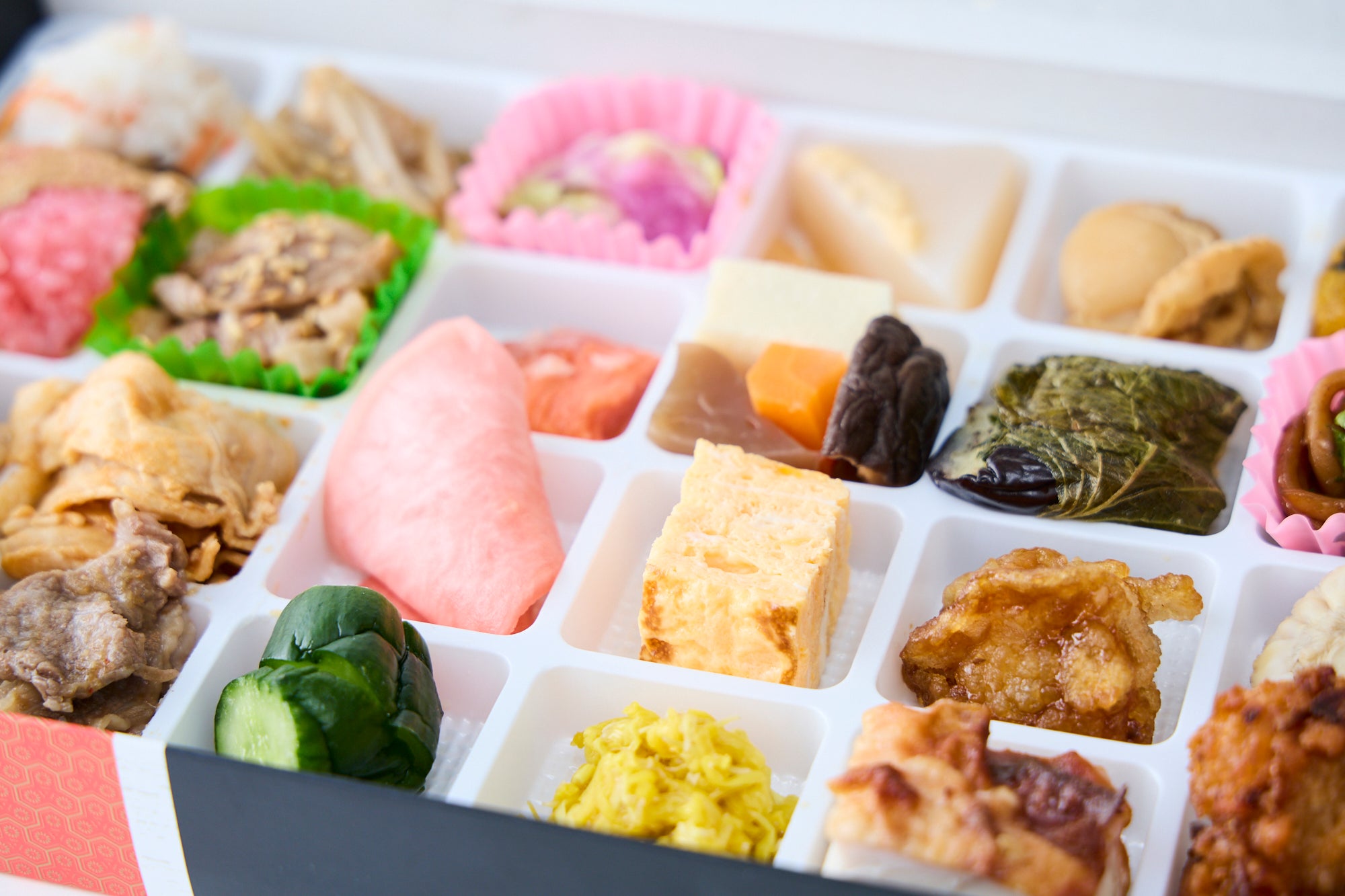 東京駅で入手困難な駅弁「津軽めんこい懐石弁当 ひとくちだらけ」。24種類の津軽名物がひとくちサイズで並ぶ