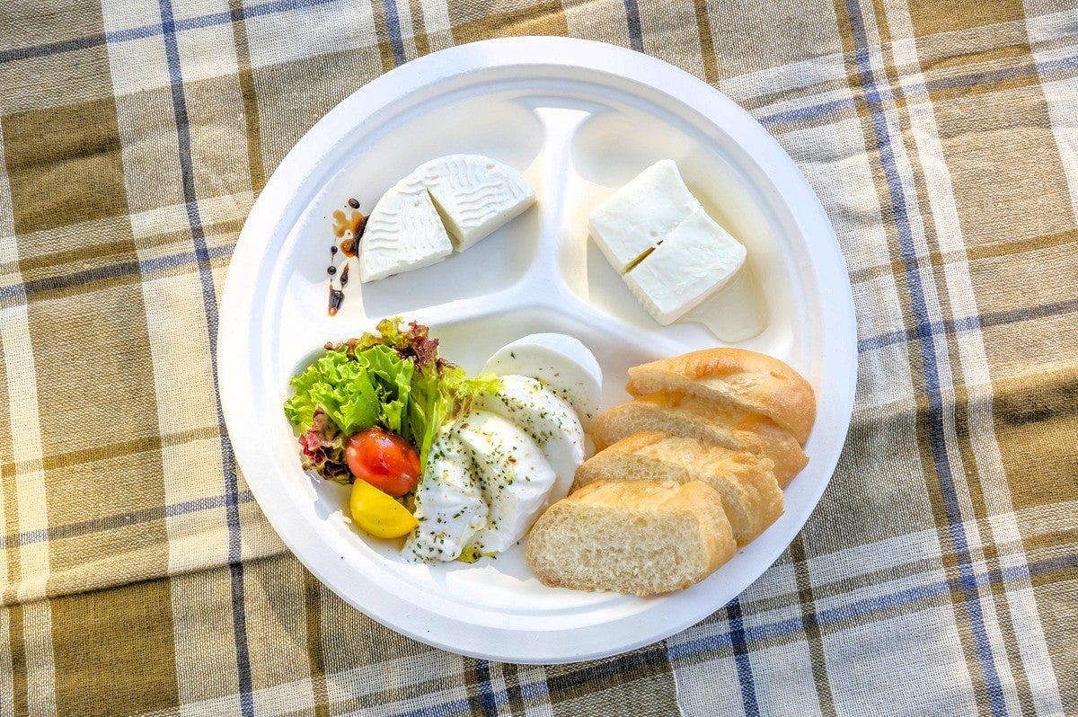 3種のチーズとバケットなどが盛られた皿の俯瞰写真