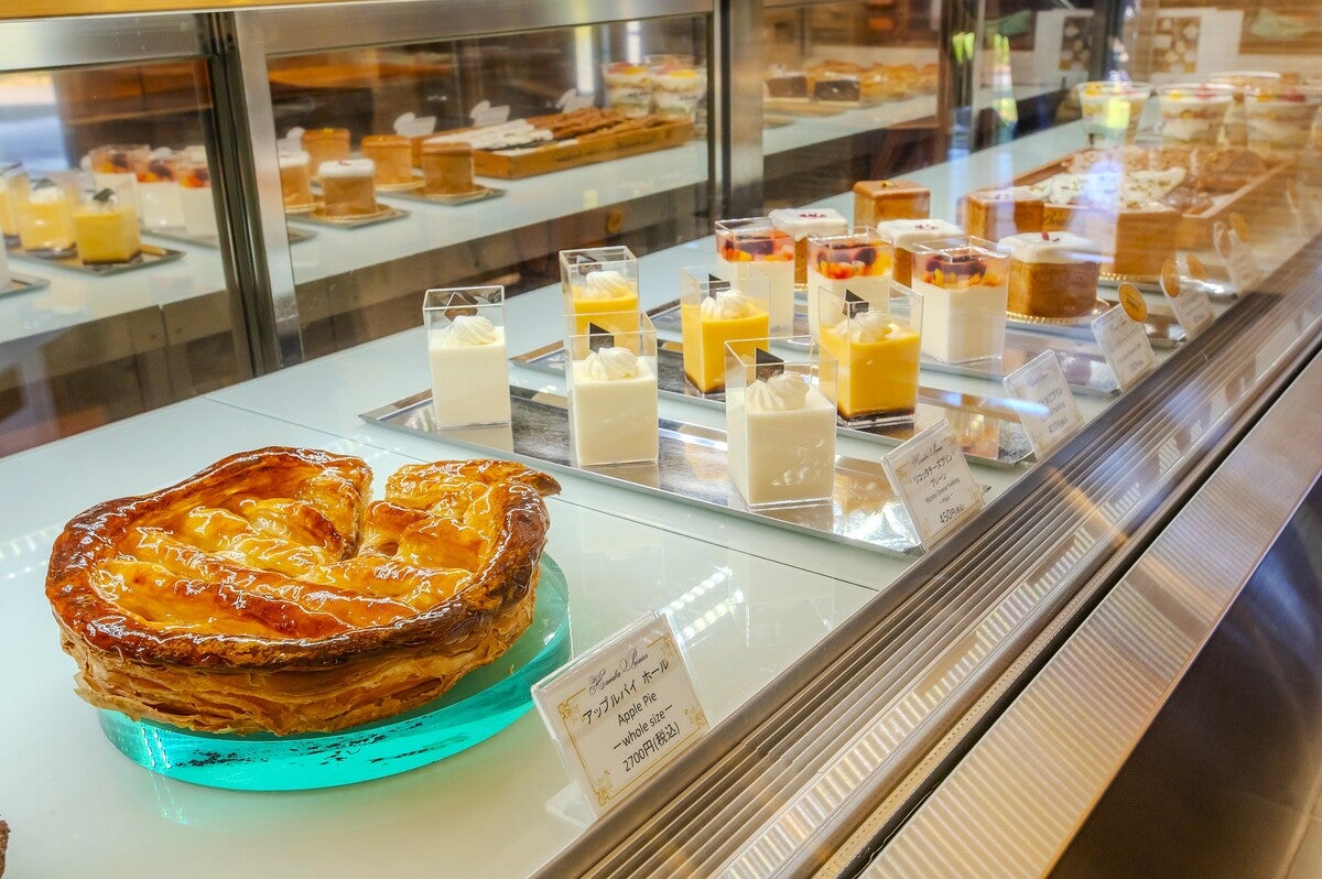 パイが並ぶケーキショーケース