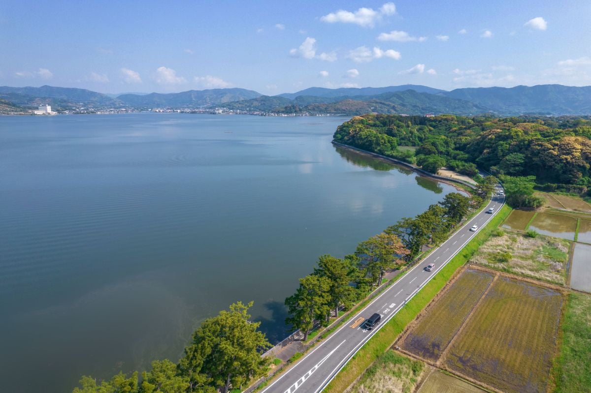  浜名湖レークサイドウェイのカーブと湖面、遠景に広がる山並み