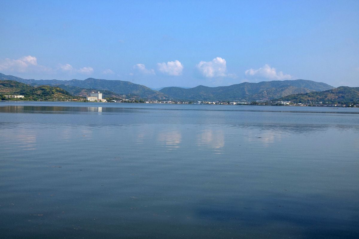 浜名湖の穏やかな湖面と対岸の山並みを望む風景