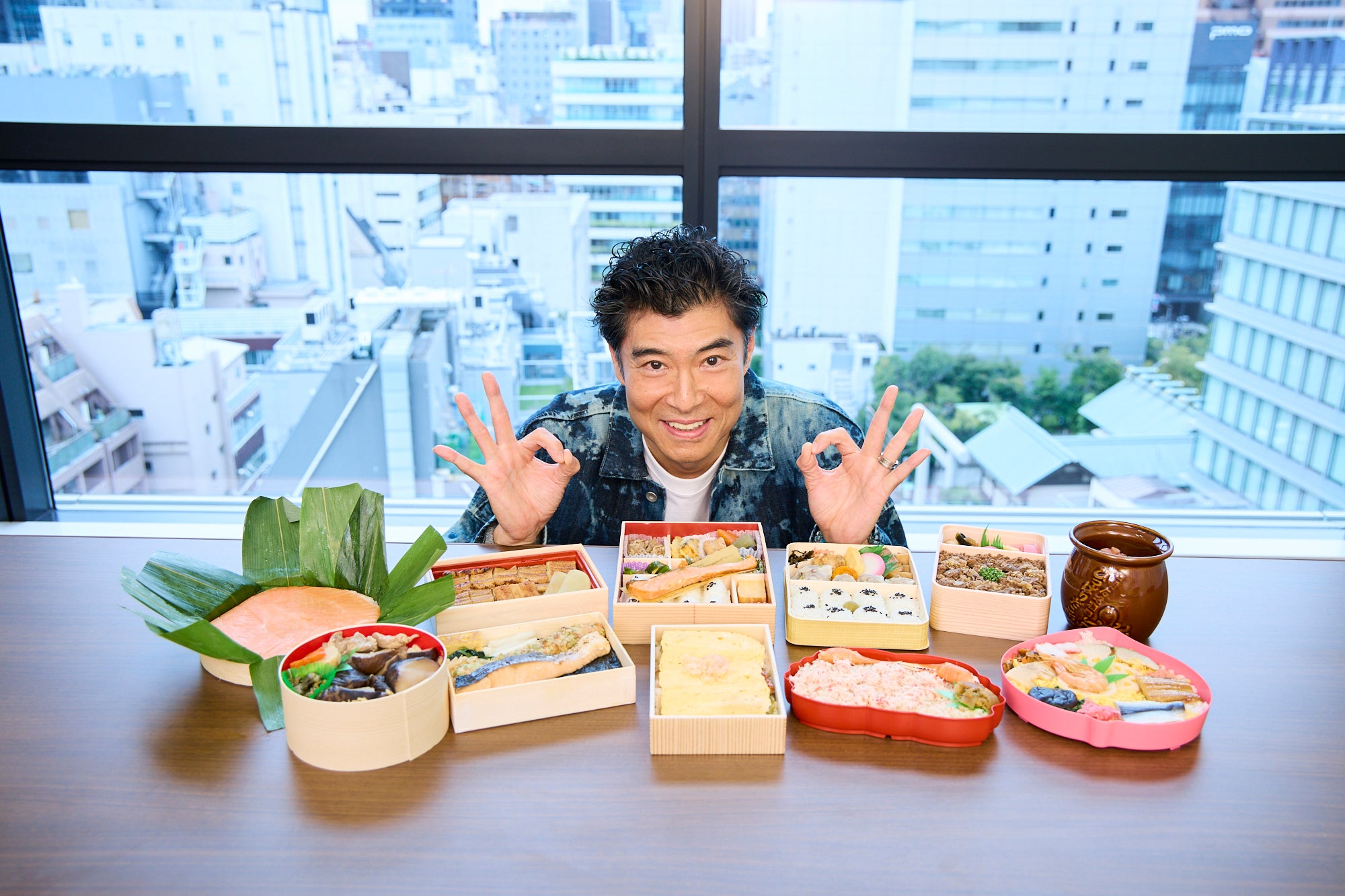 すべて東京駅で買える！駅弁を前にほほ笑む高嶋さん
