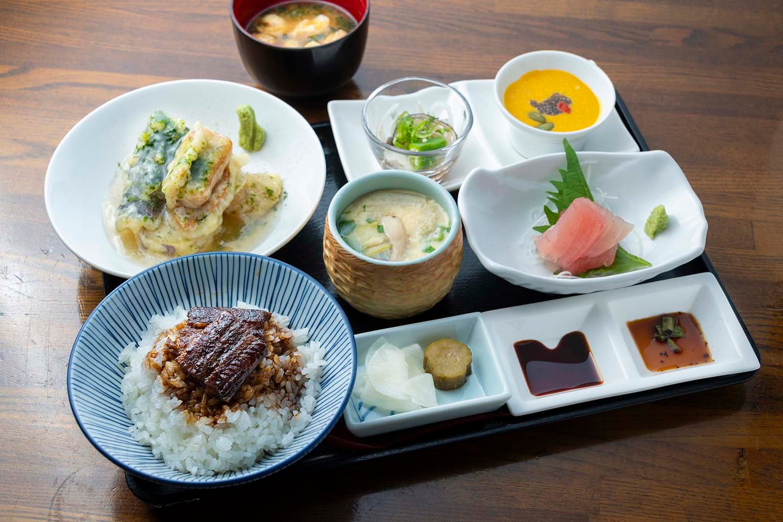 くらのや特製定食。地元小俣町の西養鰻で養殖された、自慢の伊勢鰻も