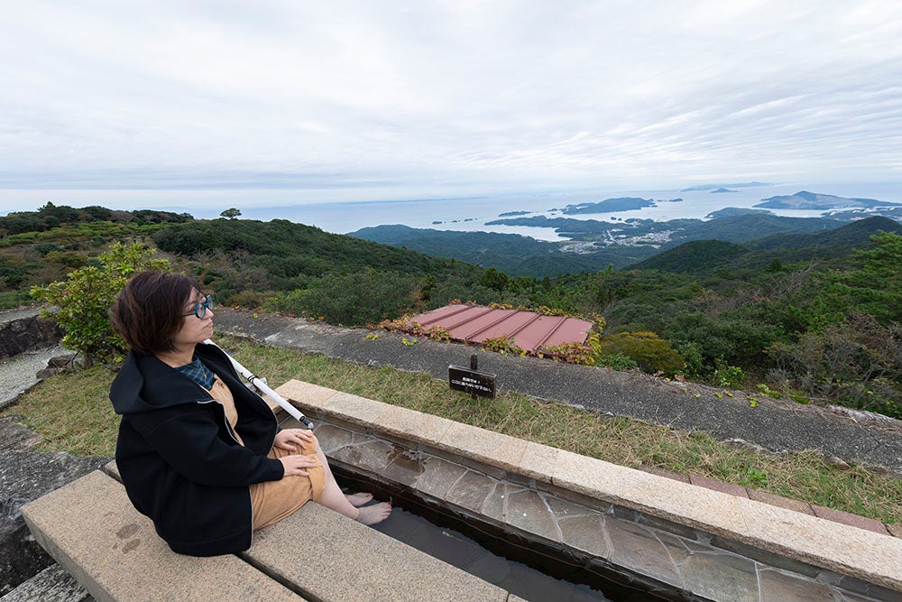 眼下に広がる伊勢湾をゆったりと眺めることができる伊勢志摩スカイラインの足湯