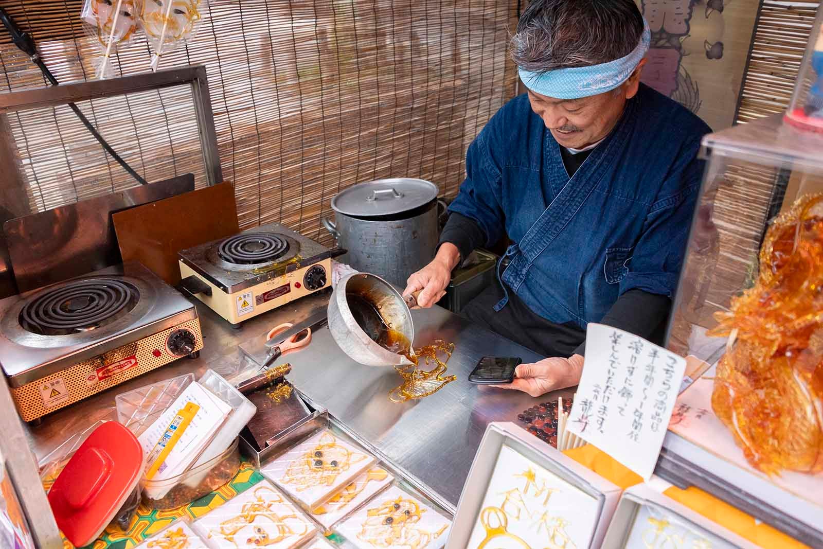 おかげ参りの賑わいを再現した、おかげ横丁街角の美術べっこう飴