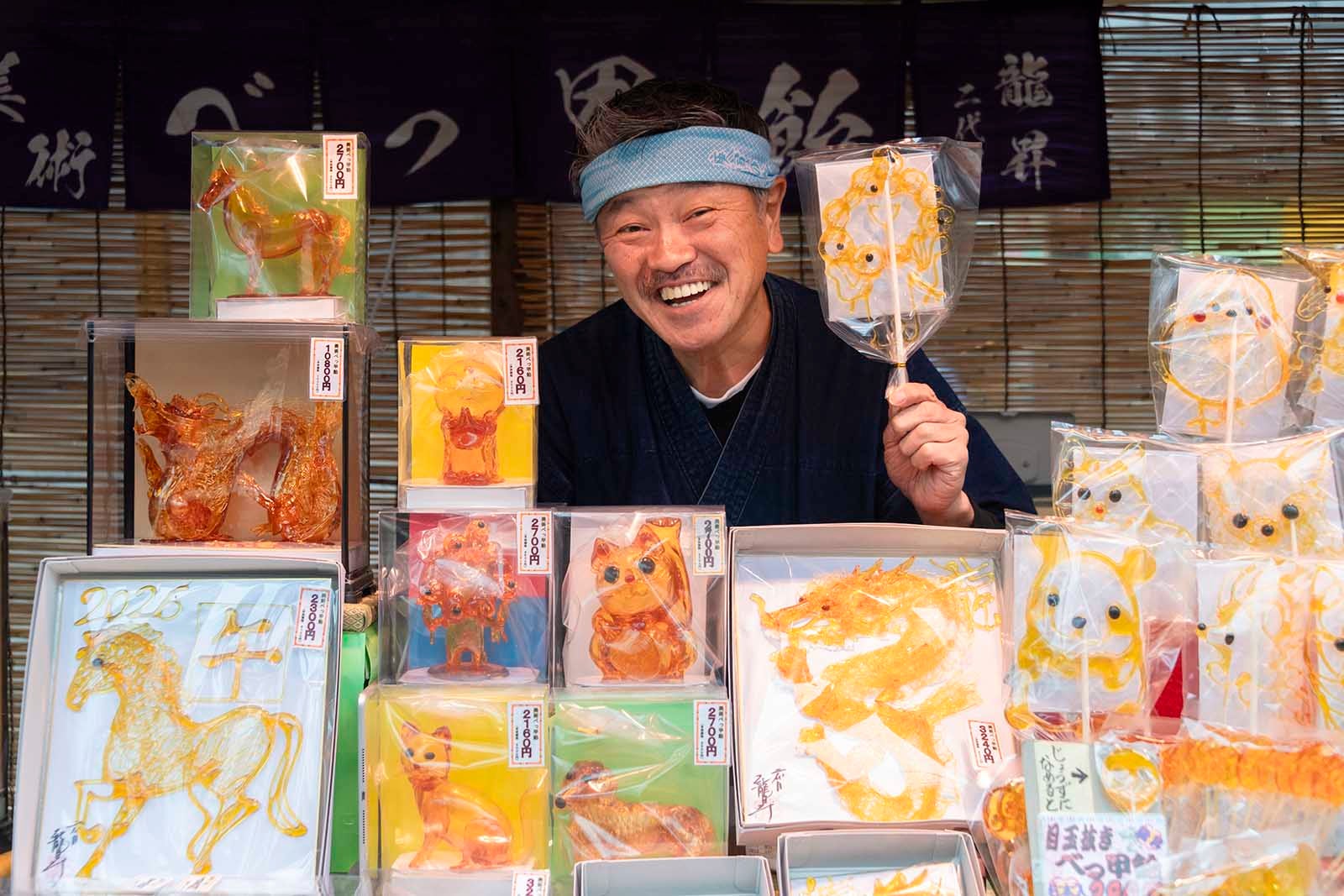 「美術べっ甲飴 龍昇」２代目の笹本晋平さん