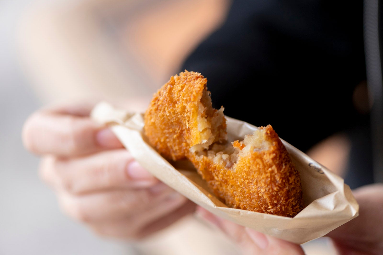 テイクアウトでは一番人気という、おかげ横丁「豚捨」の湯気をあげるコロッケ