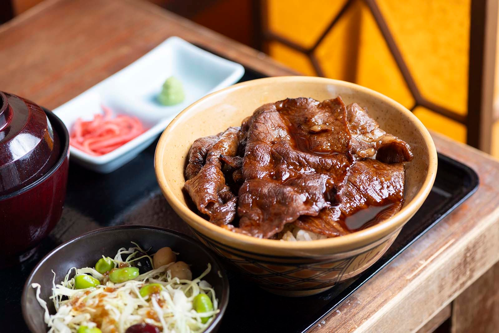 とろける肉と甘みのある脂が絶品の「豚捨」の牛丼