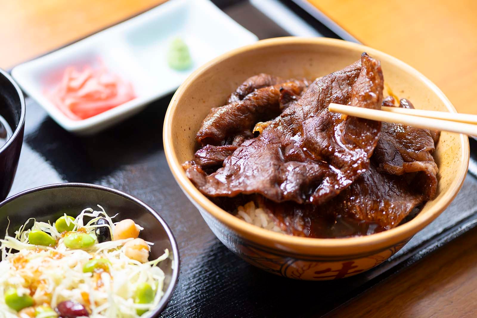 とろける肉と甘みのある脂が絶品の「豚捨」の牛丼