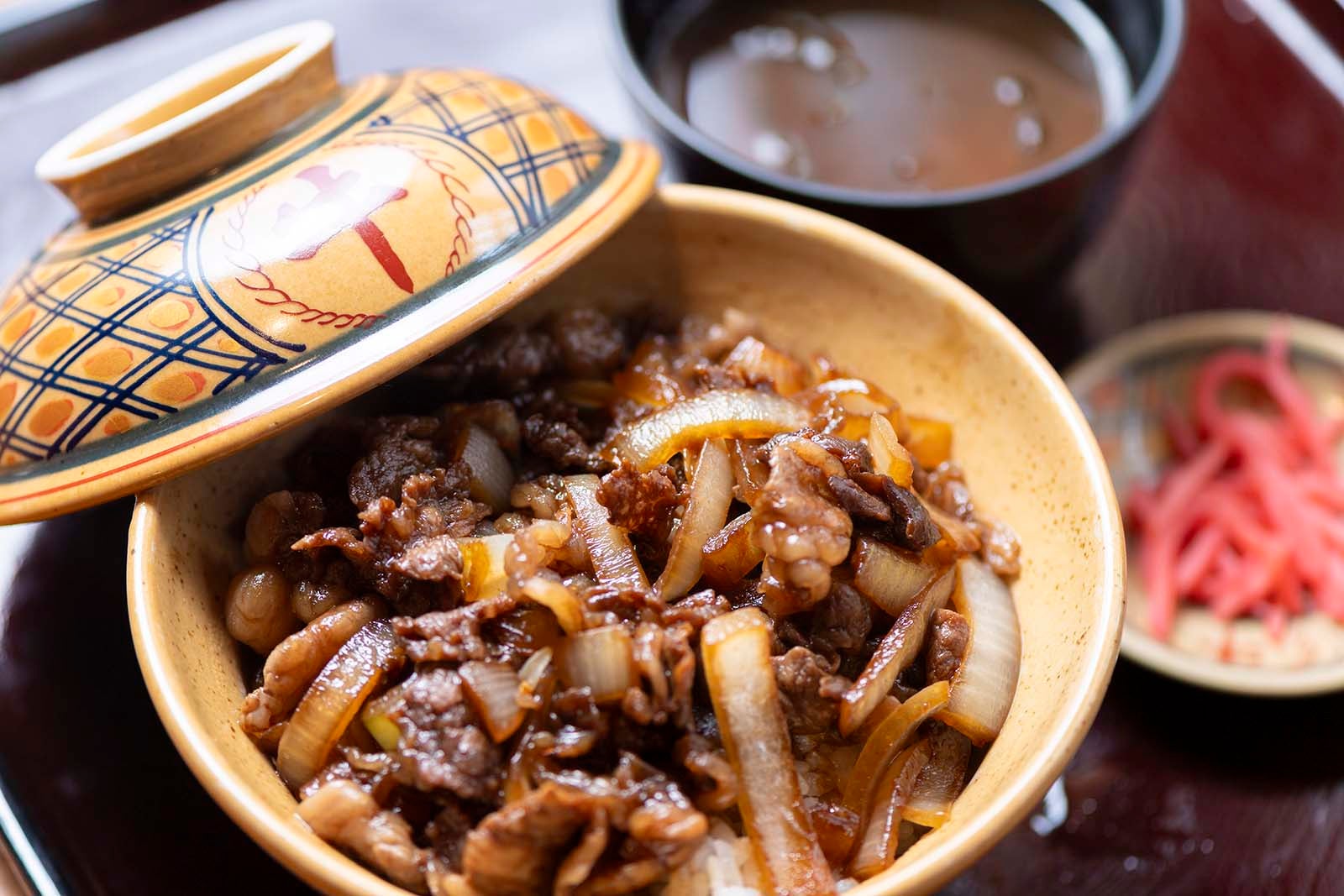 おかげ横丁「豚捨」のランチ名物「牛丼」。国産黒毛和牛の小間切れ肉を使用