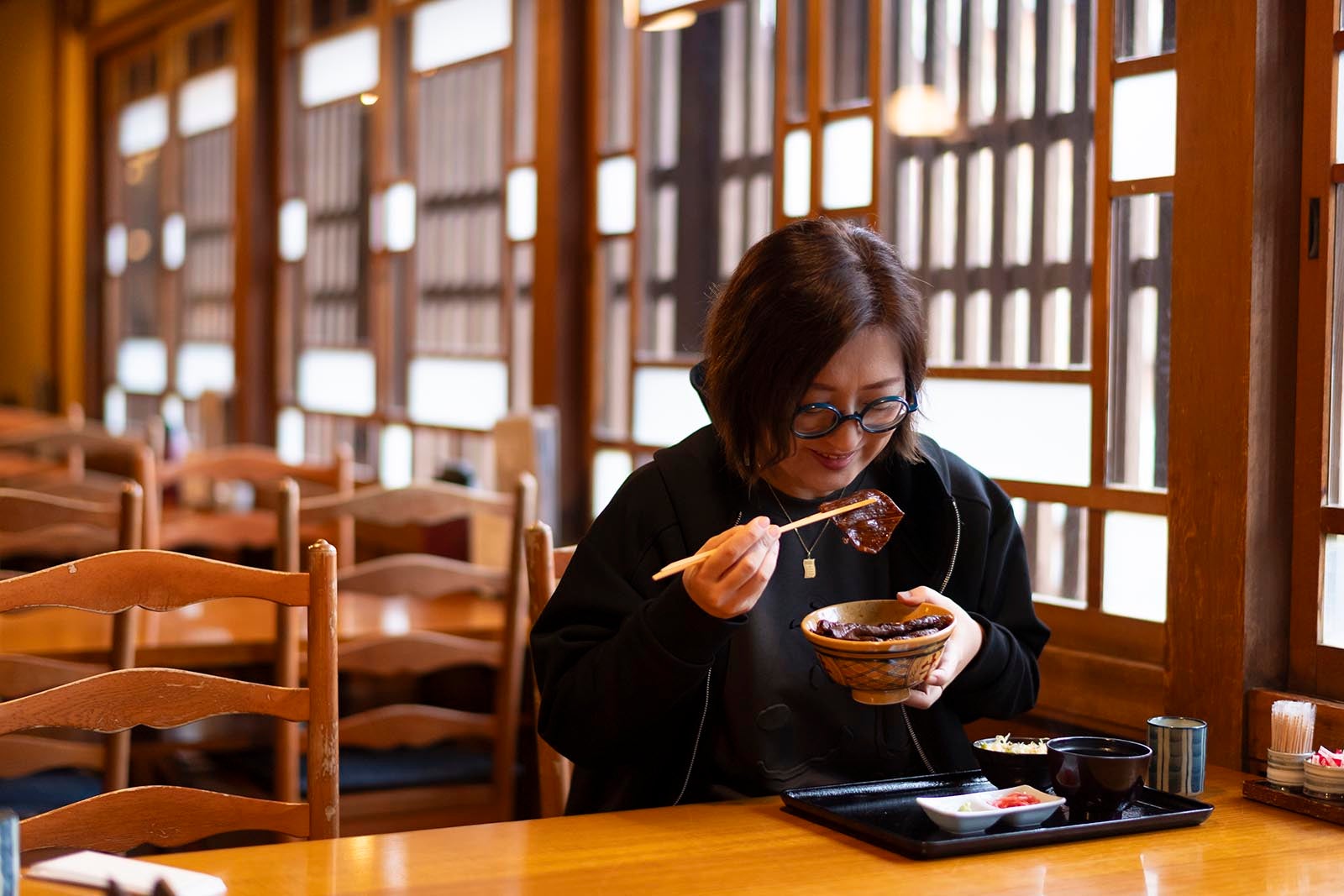おかげ横丁「豚捨」の味わい深い店内