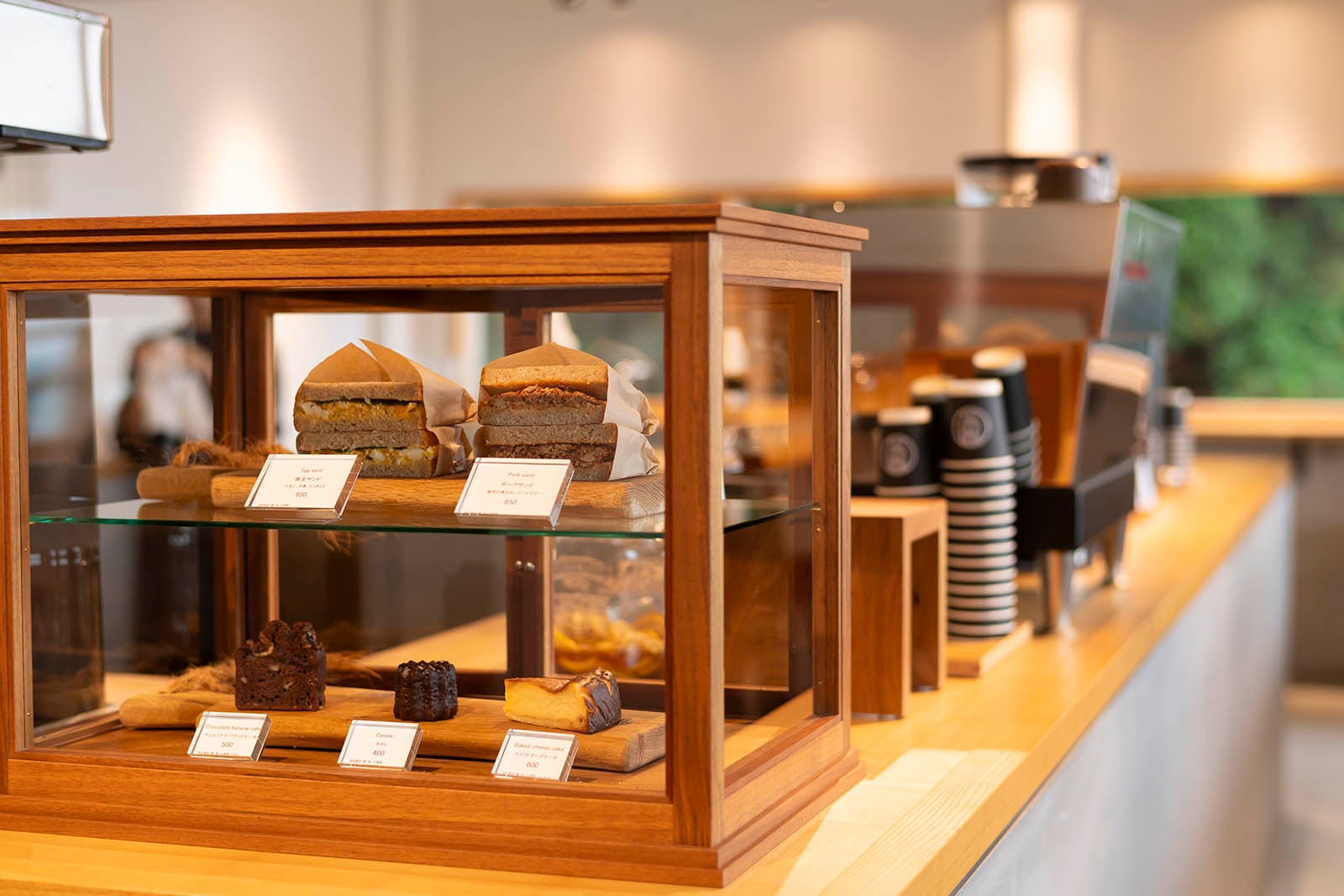 自家製カヌレやスコーン、ベイクドチーズケーキなど、カフェのスイーツ棚