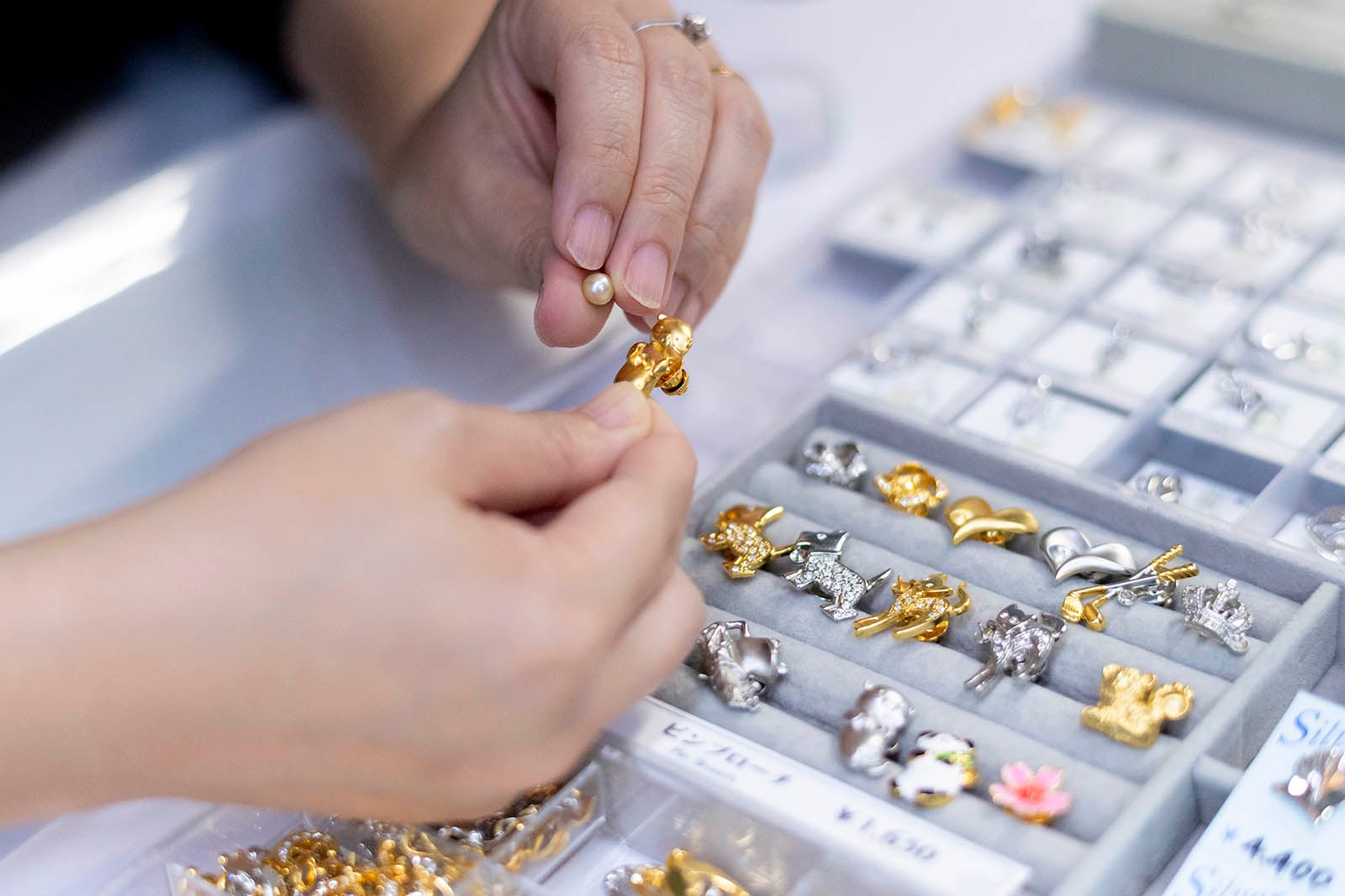 美しい真珠をセレクトし、アクセサリー金具を選ぶ