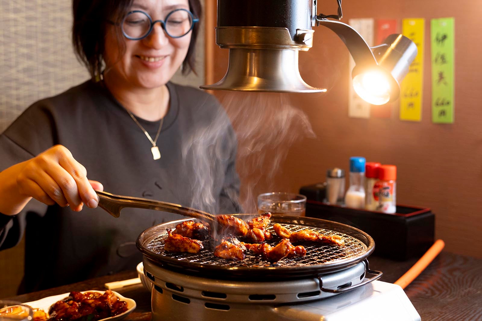 ジュウジュウと焼ける鶏肉と味噌だれの食欲をそそる香り