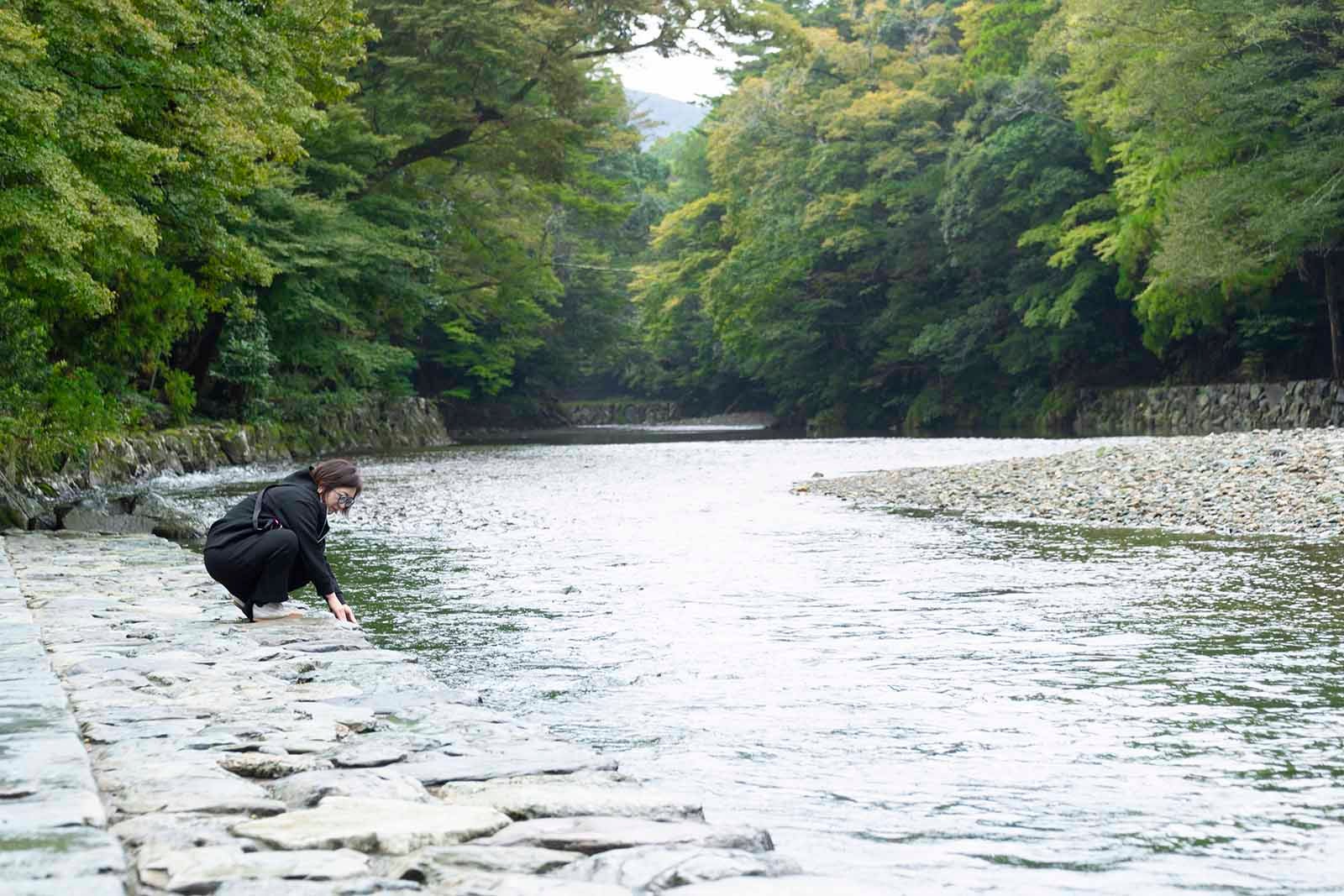 清々しさを感じる、伊勢神宮内宮五十鈴川の御手洗場