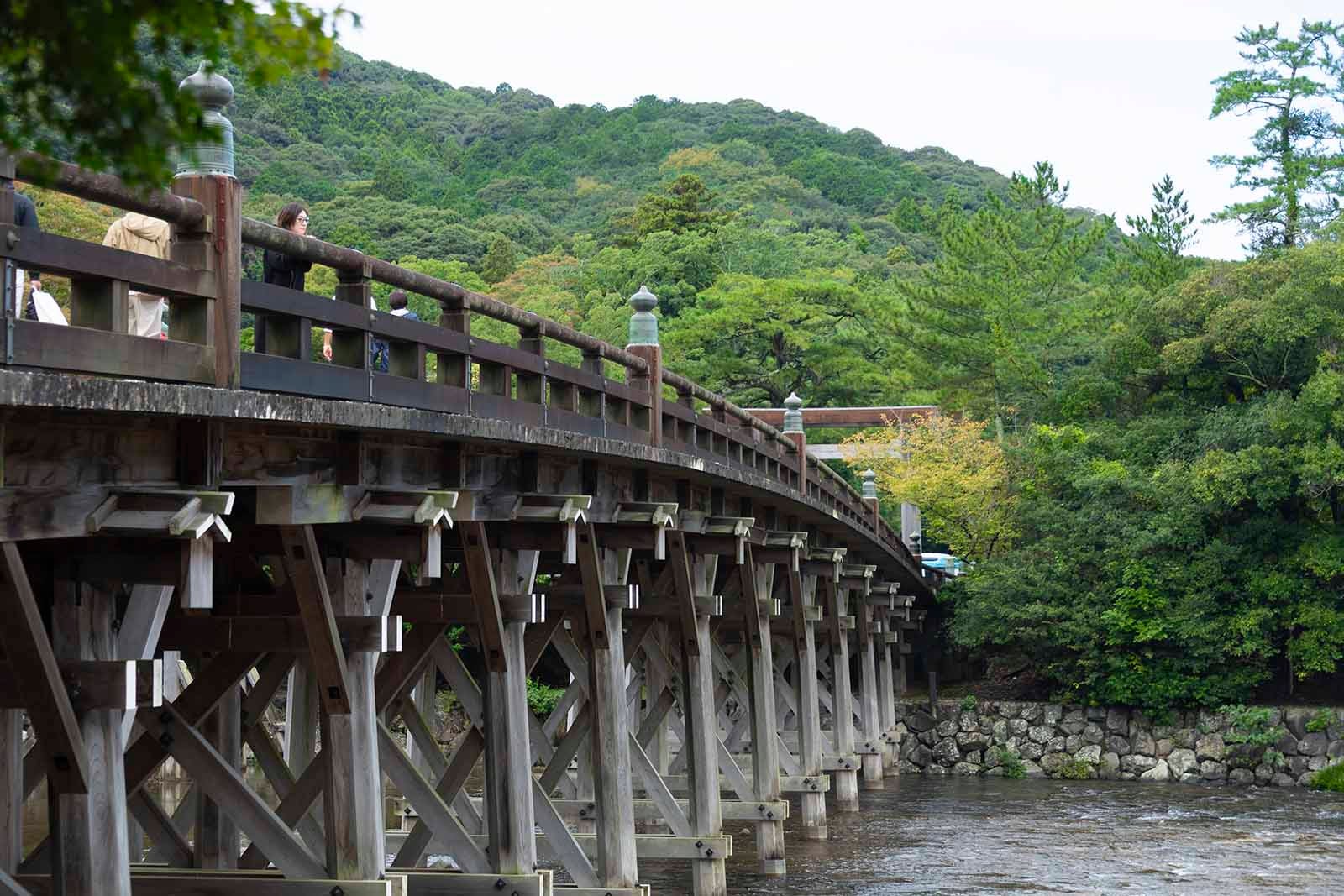 伊勢神宮 内宮の神域へ。五十鈴川に架かる檜造りの宇治橋