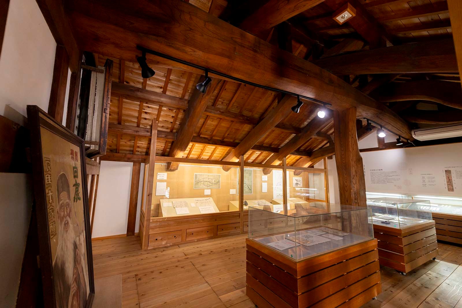 河崎商人館の内観。伊勢の歴史を学ぶ
