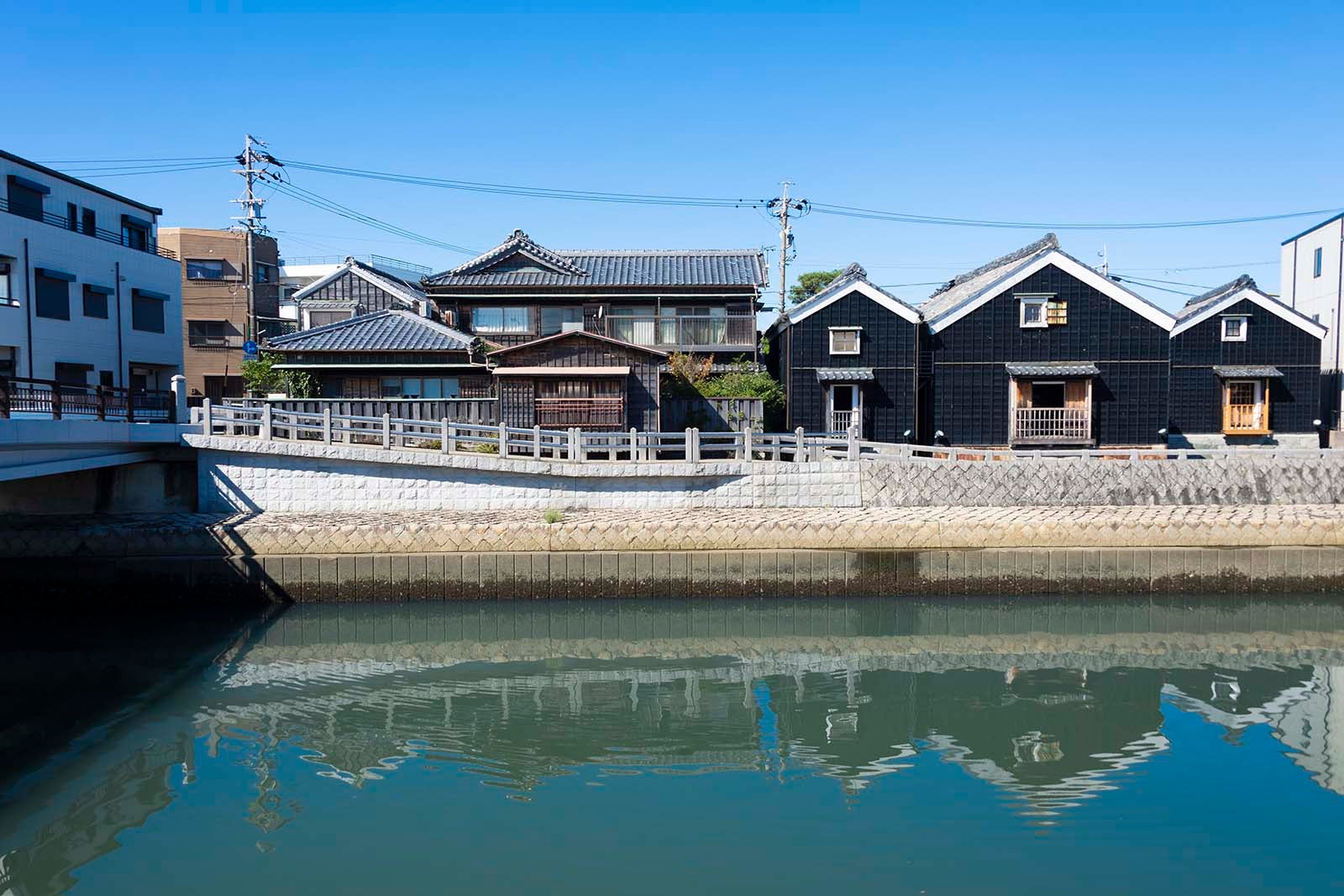 勢田川沿いの歴史的な風景