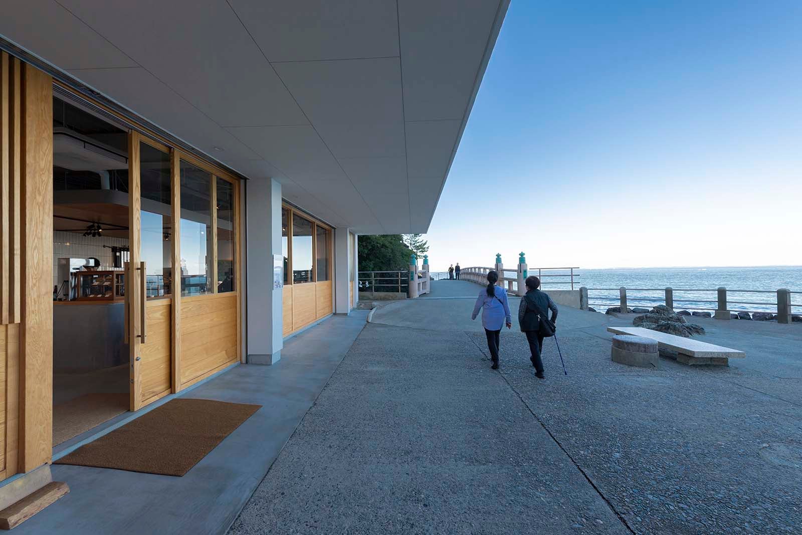 二見浦の海沿いにある Bon Tin café 禊外観