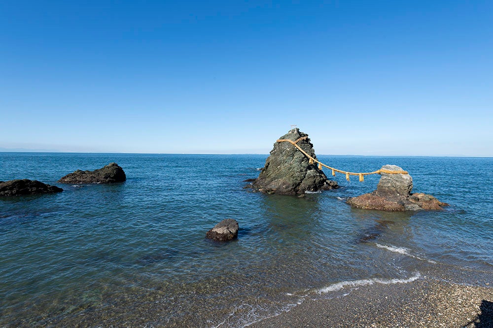 二見興玉神社にある、大注連縄（おおしめなわ）で結ばれた夫婦岩（めおといわ）