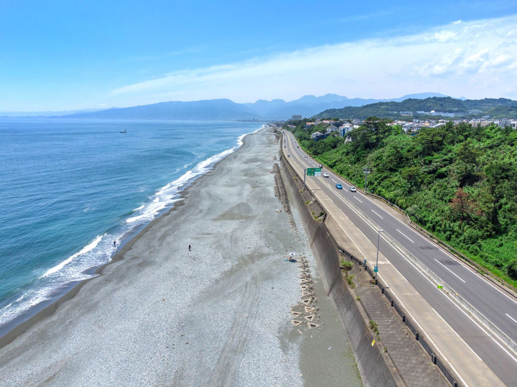 西湘バイパス沿いに広がる相模湾と青空の絶景ドライブコース