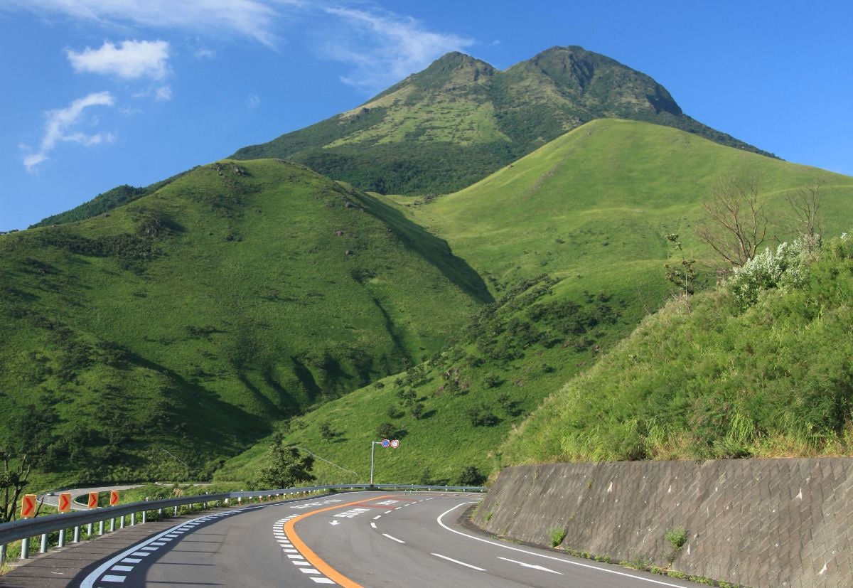 由布岳のダイナミックな山容を眺めながら、温泉地を巡る