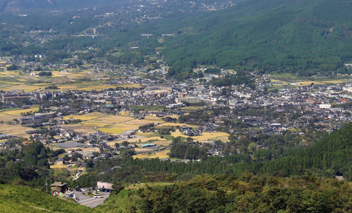 狭霧台上展望所から眺めた、望む由布の街並み。田園と温泉街が織りなす景観