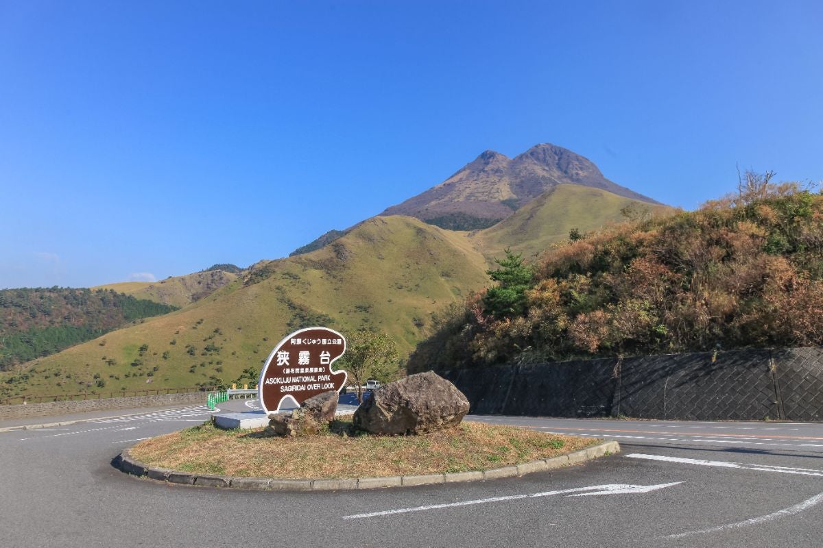 県道11号の展望スポット「狭霧台」から望む由布岳