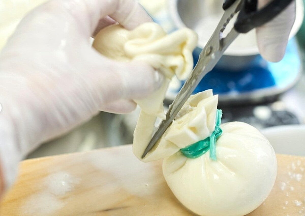 ブッラータチーズの製造風景