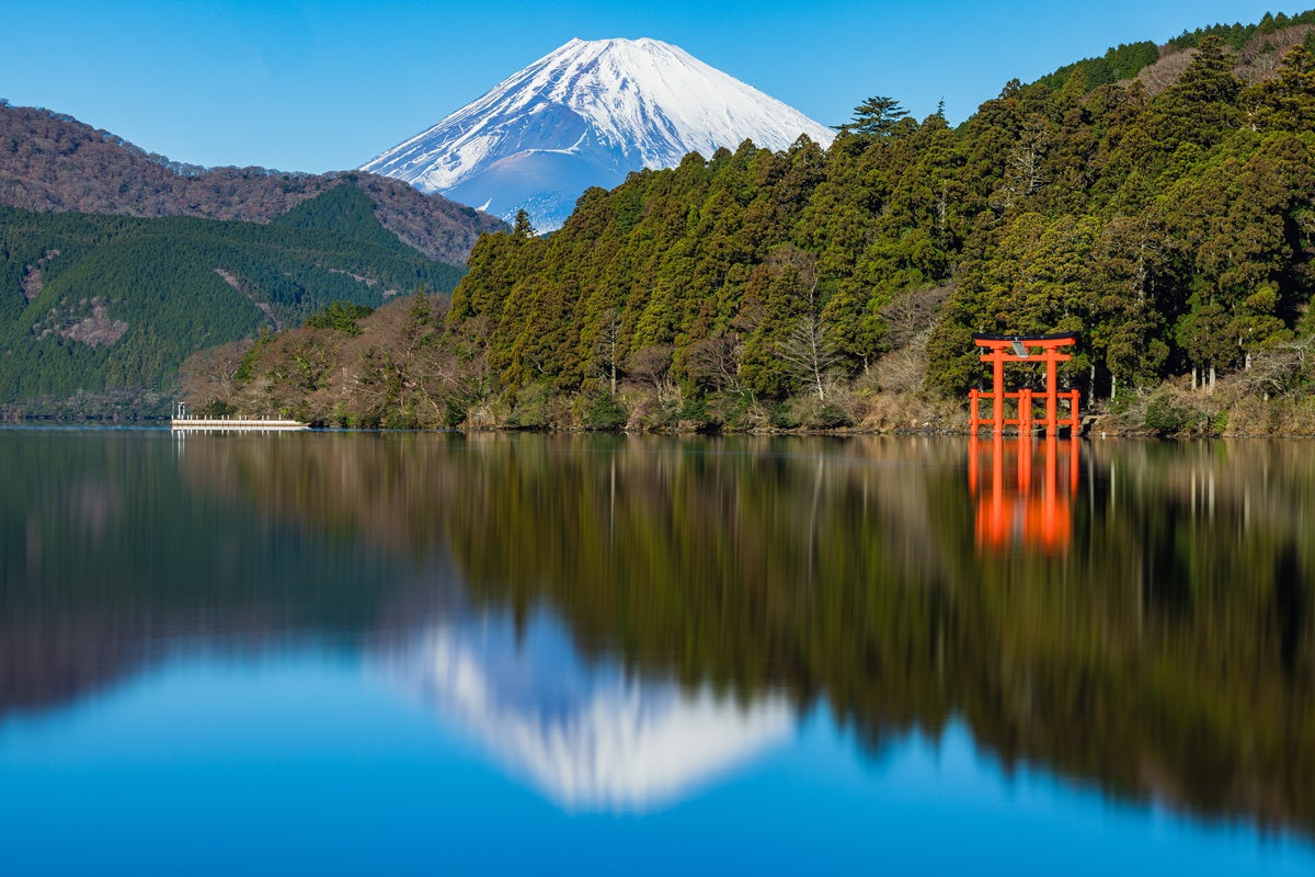 富士山をバックにした箱根神社の鳥居