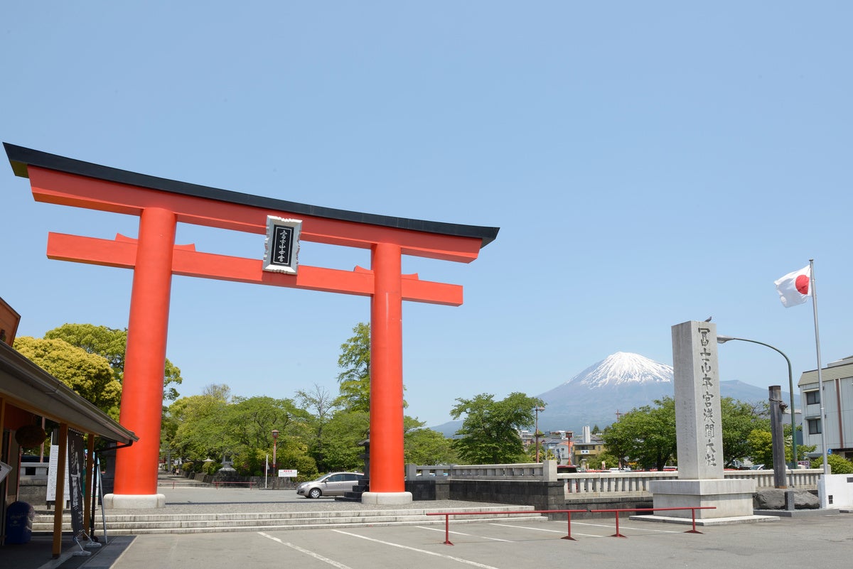 富士山本宮浅間大社の大鳥居と富士山