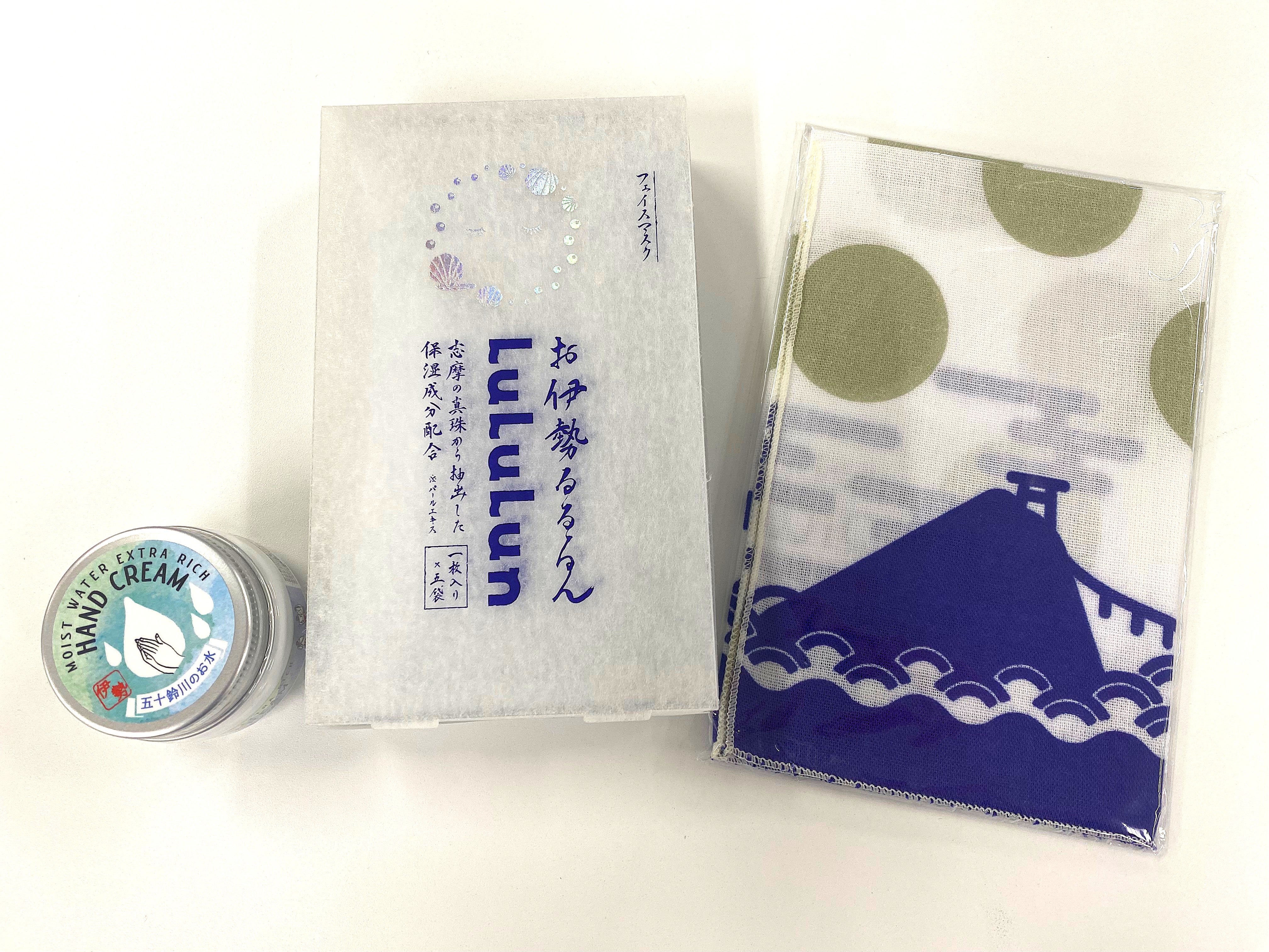 「お伊勢るるるん 真珠」フェイスパック、「よろし化粧堂」の五十鈴川の水を配合したハンドクリーム、手ぬぐいのセット