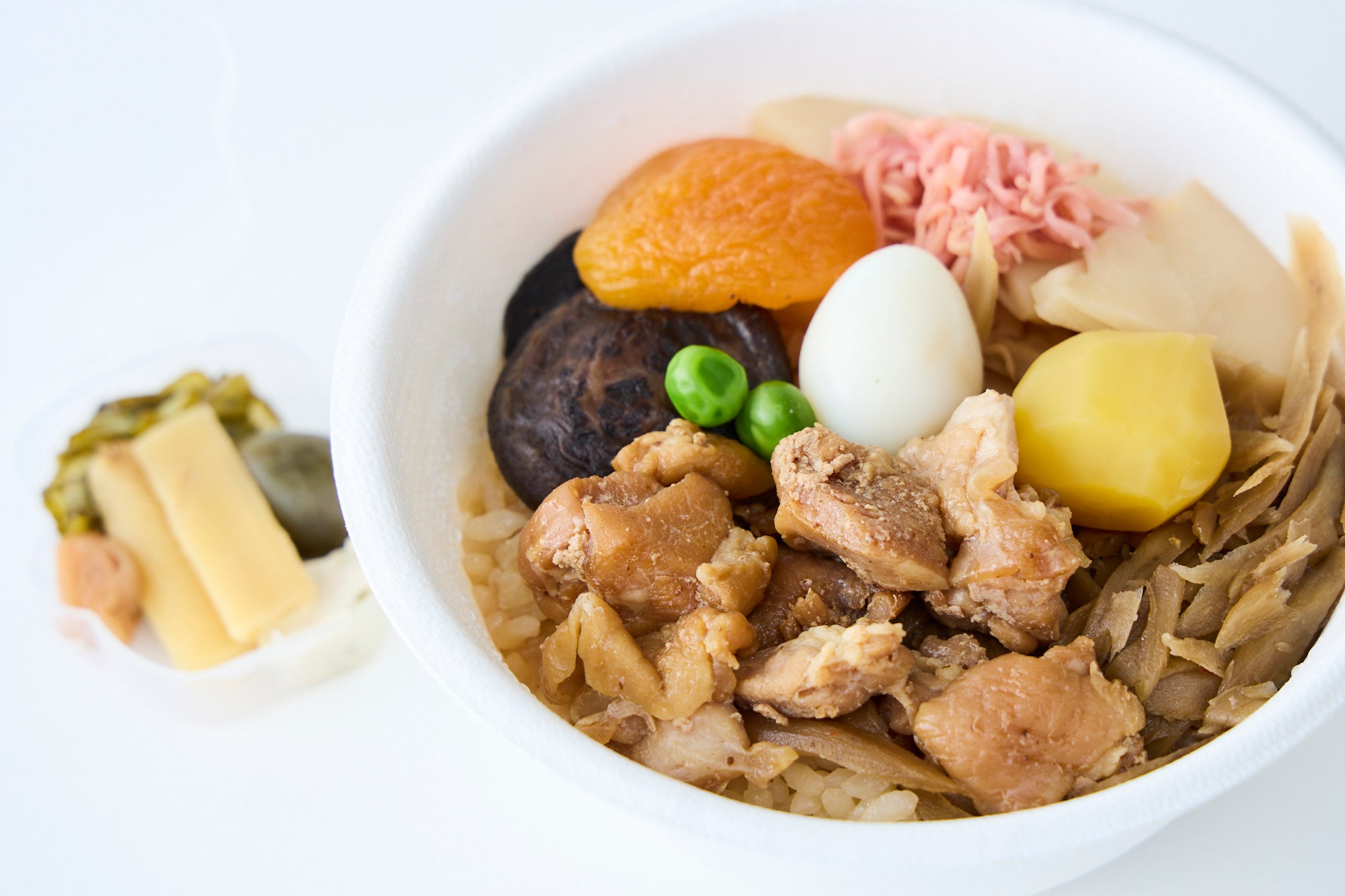 第1位の駅弁、荻野屋の峠の釜めし。益子焼の容器に入った、栗や鶏肉、あんずなどの具材