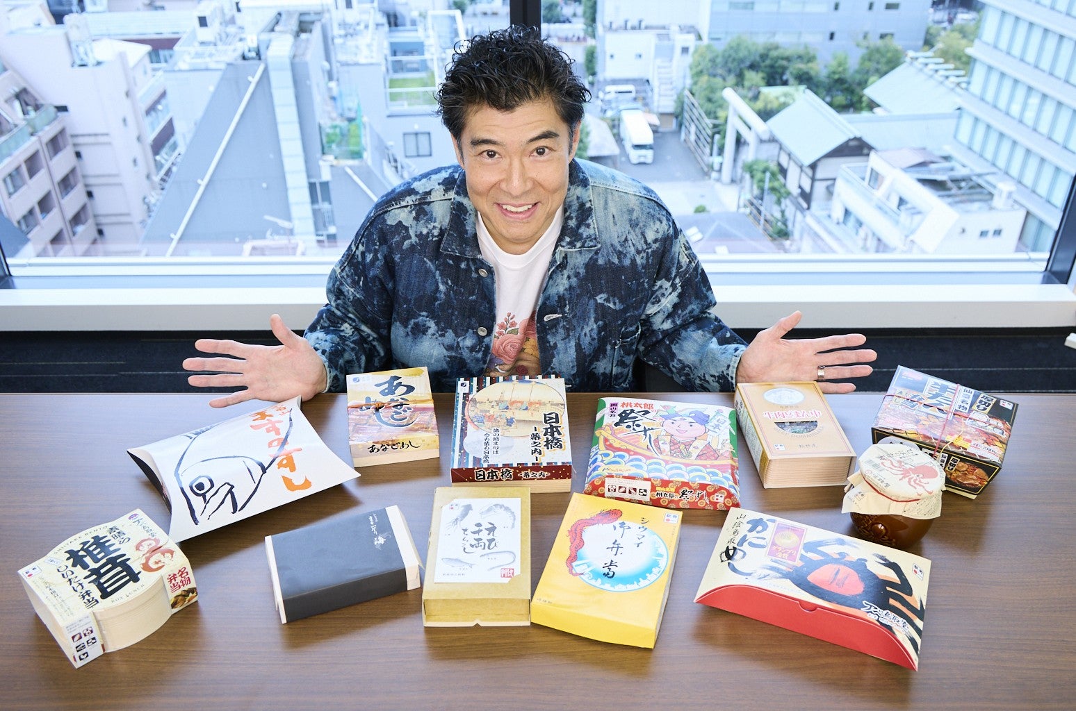 東京駅で買ったお弁当を紹介する高嶋さん