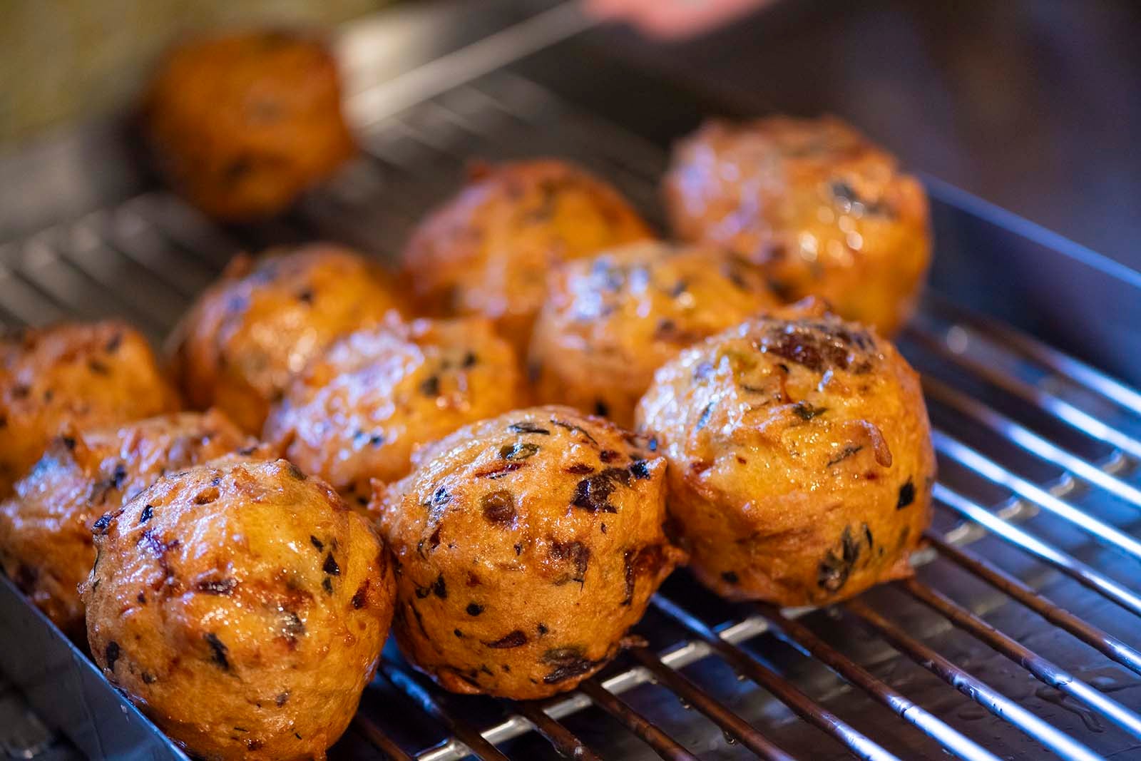 若松屋 おかげ横丁店で販売されている、揚げたての伊勢ひりょうず