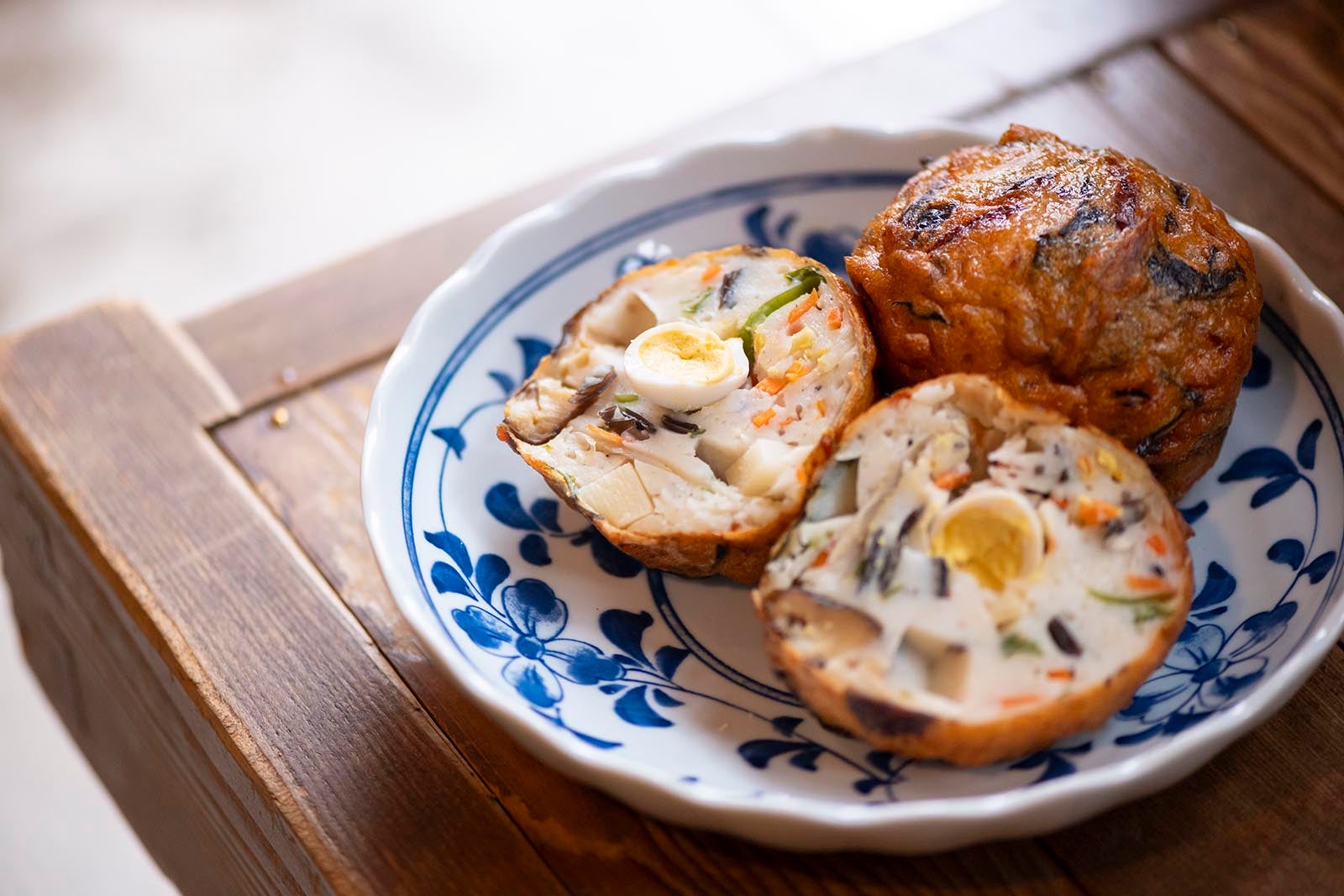 若松屋の名物「伊勢ひりょうず」。豆腐と9種の具材が入った揚げたての飛龍頭