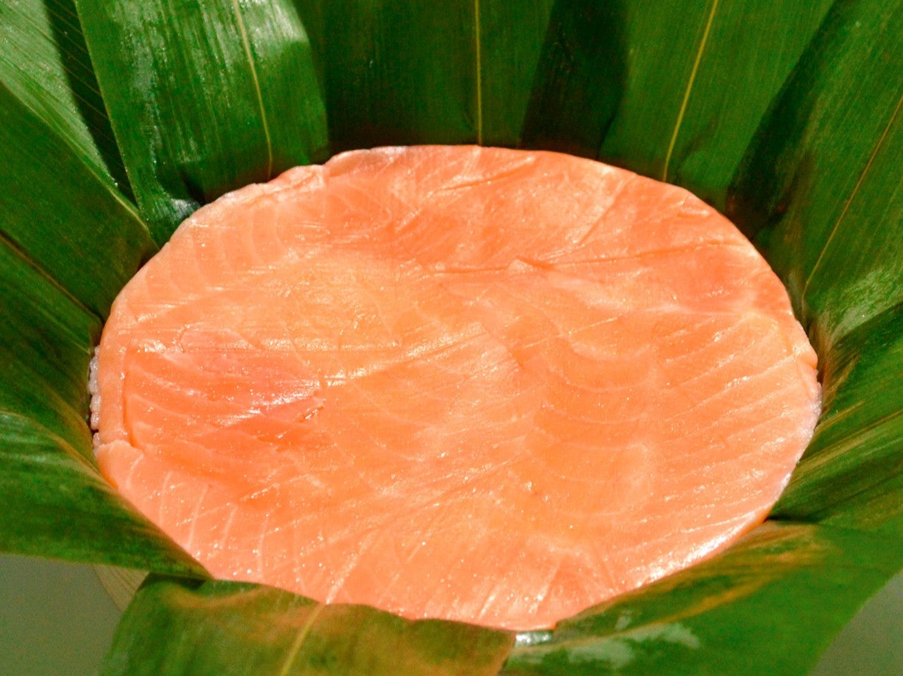 東京駅で買える駅弁3位、源のますのすし一重。笹に包まれた富山名産の鱒寿司