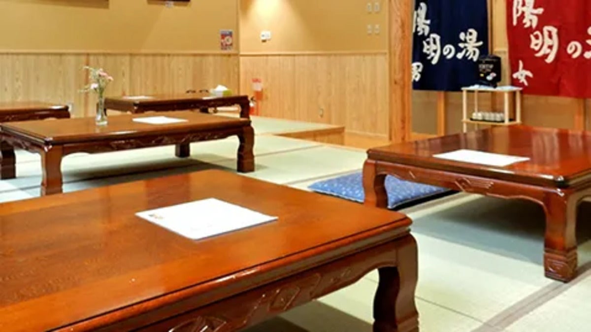 窓明の湯の座敷の休憩所