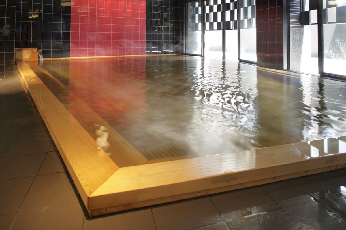 星野リゾート 磐梯山温泉ホテルの朱嶺の湯の湯船