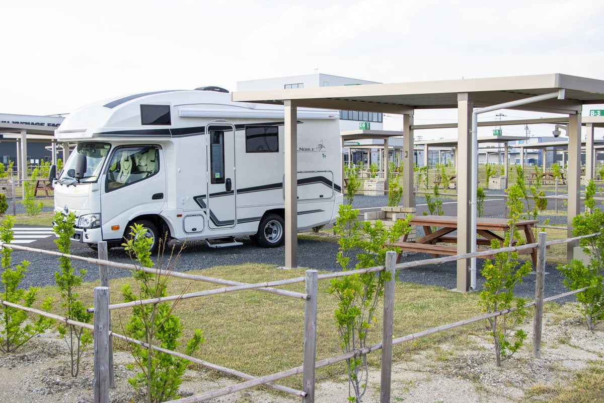 BBQサイトに横付けしたキャンピングカー